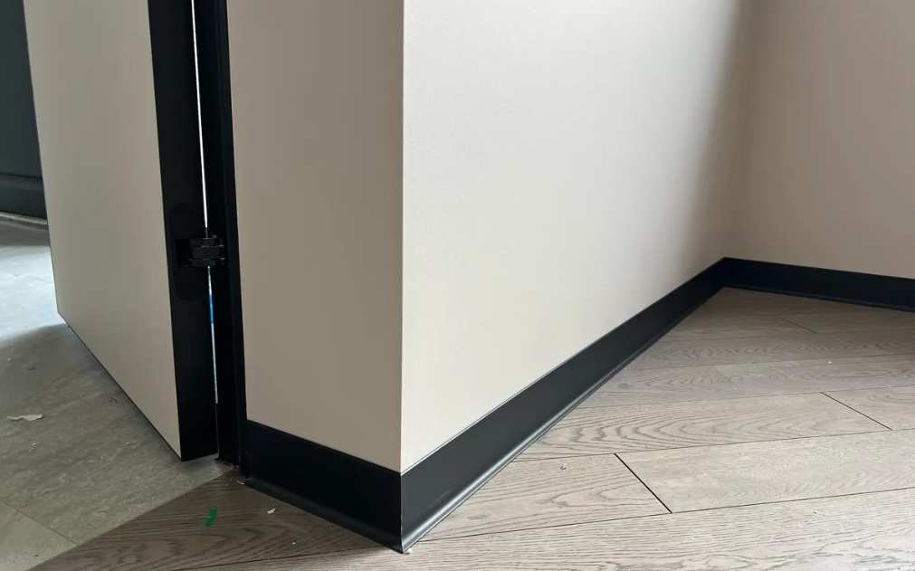 Плинтус алюминиевый Пл 100.2500.15к Черный