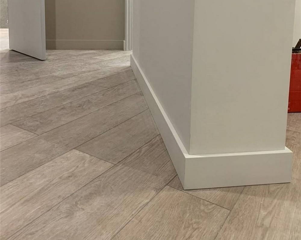 Плинтус из полистирола высокой плотности Волшебная Палочка. Окрашенная. 80мм 2м. NCS 4005-Y20R