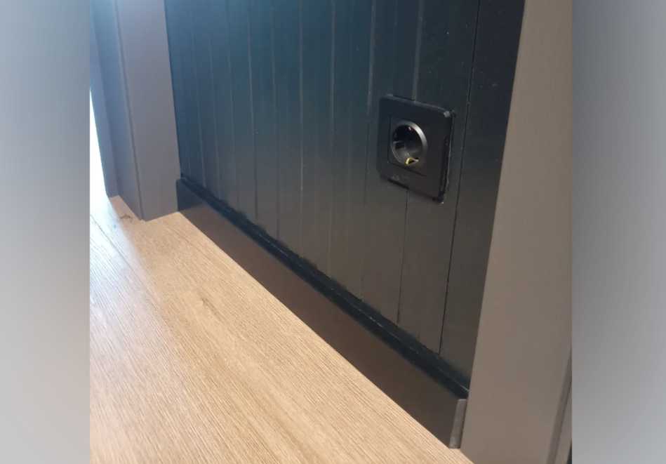 Плинтус МДФ Лука Пл 100-1МДФ.2700.Point line 24033 Черное дерево