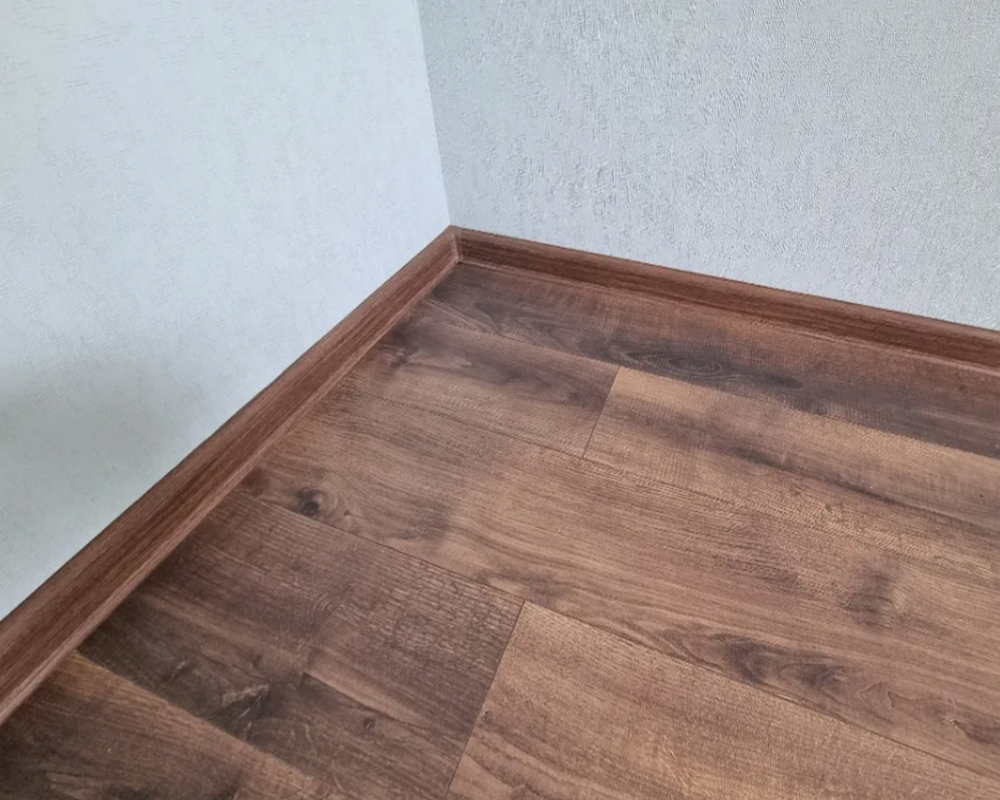 Плинтус ПВХ с кабель-каналом Рико Лео 122 Дуб мореный