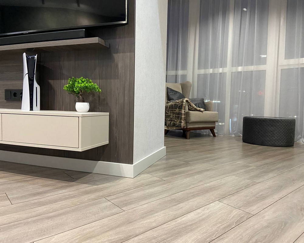 Плинтус из полистирола высокой плотности Волшебная Палочка. Окрашенная. 80мм 2м. NCS 2500-N