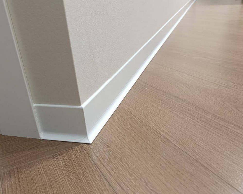 Алюминиевый плинтус AKBD60-SW 2,5м Муар белый