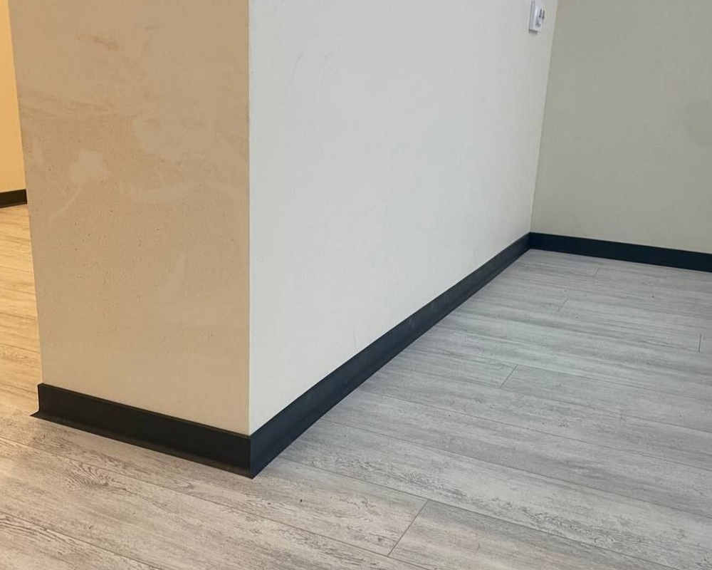 Плинтус ХДФ Dollken S100 100 мм х 2,575м 1001 Чёрный