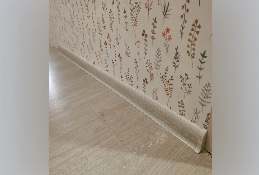 Плинтус ПВХ с кабель-каналом Рико Лео 195 Сосна серебристая