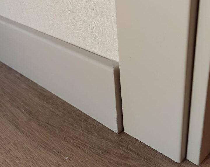 Плинтус Волшебная Палочка Самоцветы 81мм 2,0м. NCS 0502G-50Y. Цвет 402