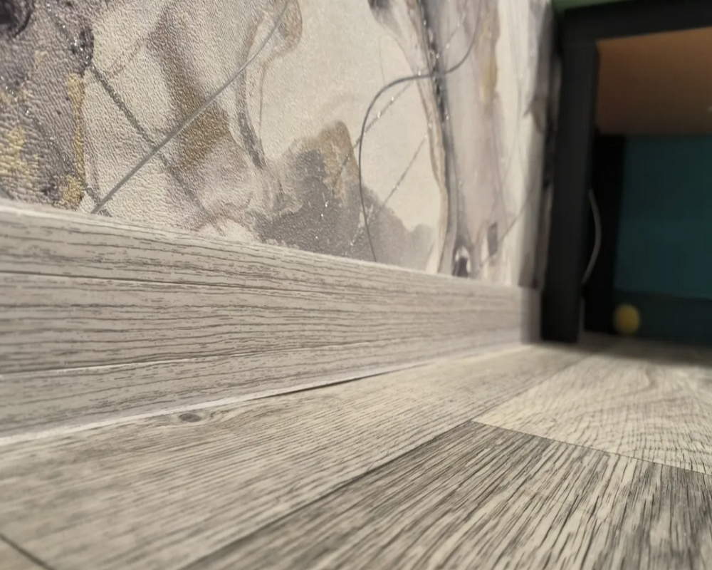 Плинтус ПВХ Волшебная палочка 70мм Home 2,2м 7028