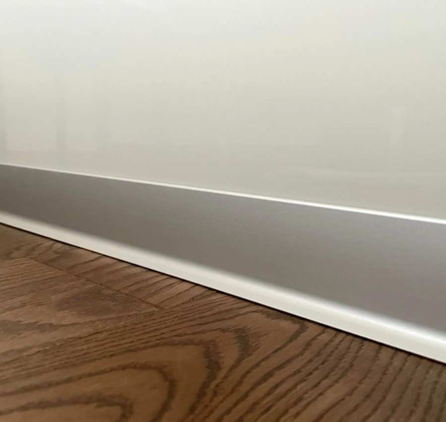 Алюминиевый плинтус AKBD60-MS 2,5м Серебро матовое