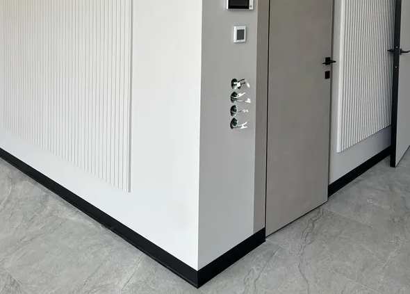 Алюминиевый плинтус AKBD40-SBL 2,5м Муар черный