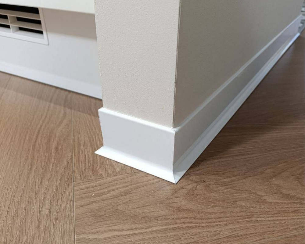 Алюминиевый плинтус AKBD80-SW 2,5м Муар белый