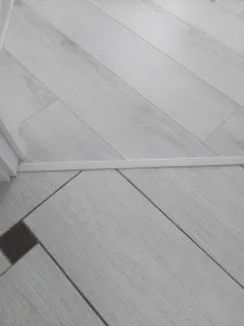 Алюминиевый  профиль ПТ-18 (92481PF7)  белый муар 2,7 м.