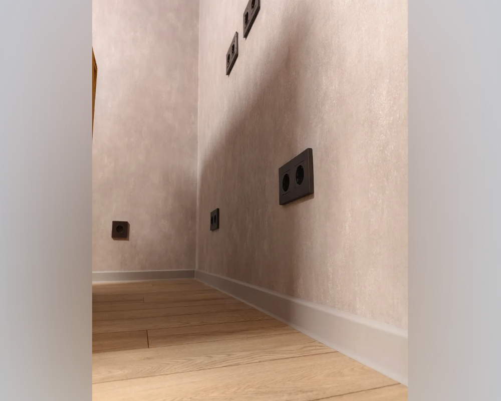 Плинтус со съемной панелью ПВХ Деконика ИДЕАЛ 55мм 2,2м. 253 Ясень серый