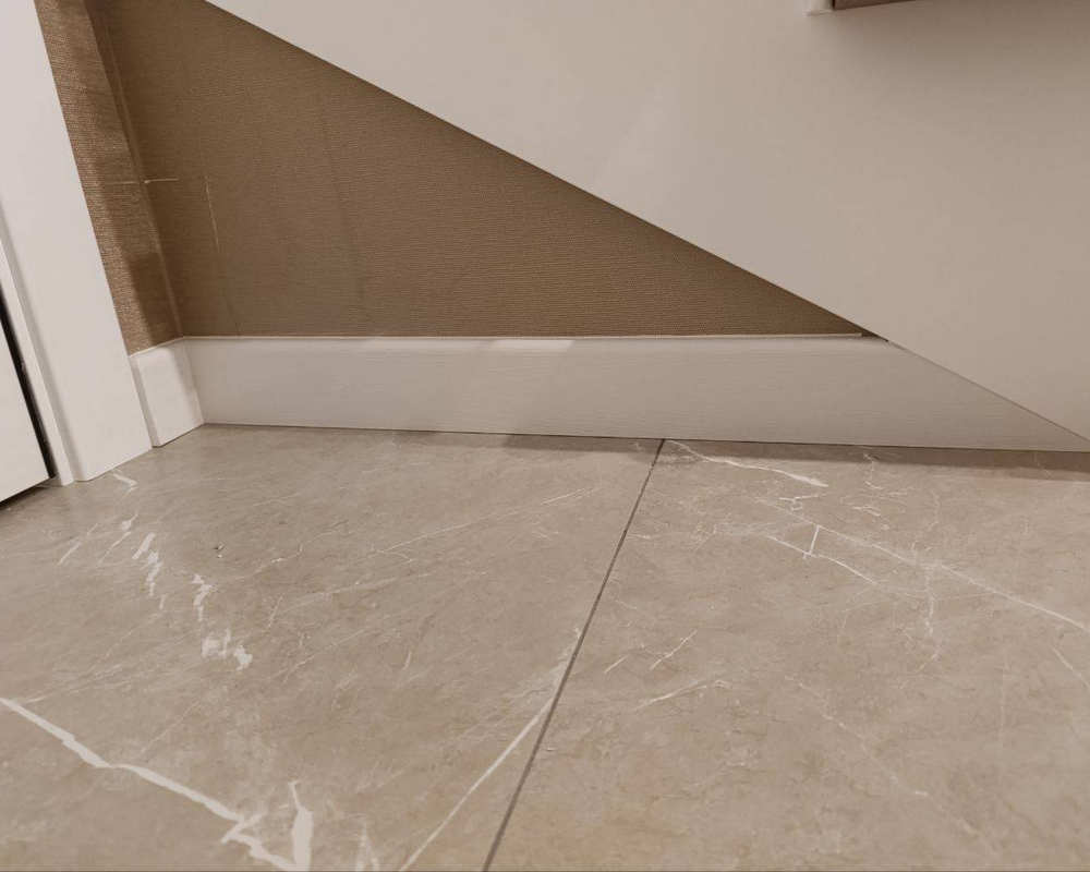 Плинтус кедр Стоунвуд. 60 60мм 2,35м Белый