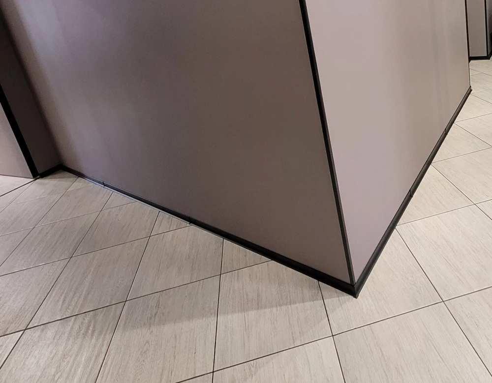 Алюминиевый плинтус AKBD40-SBL 2,5м Муар черный