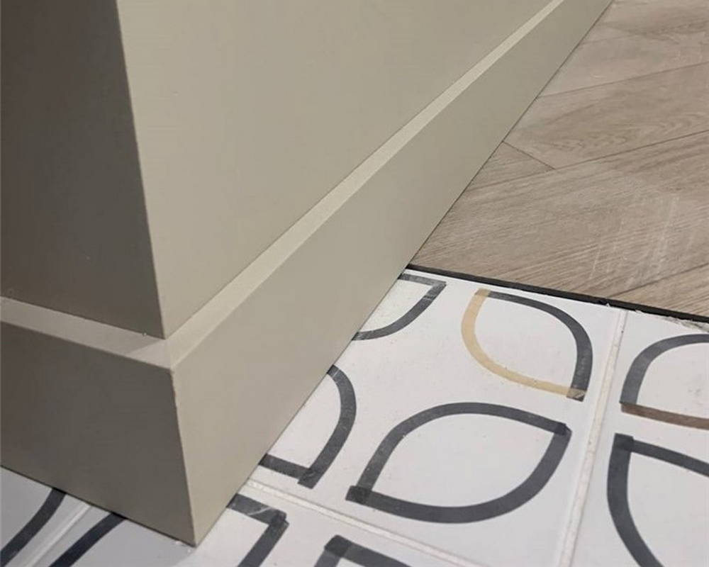 Плинтус из полистирола высокой плотности Волшебная Палочка. Окрашенная. 80мм 2м. RAL 1013