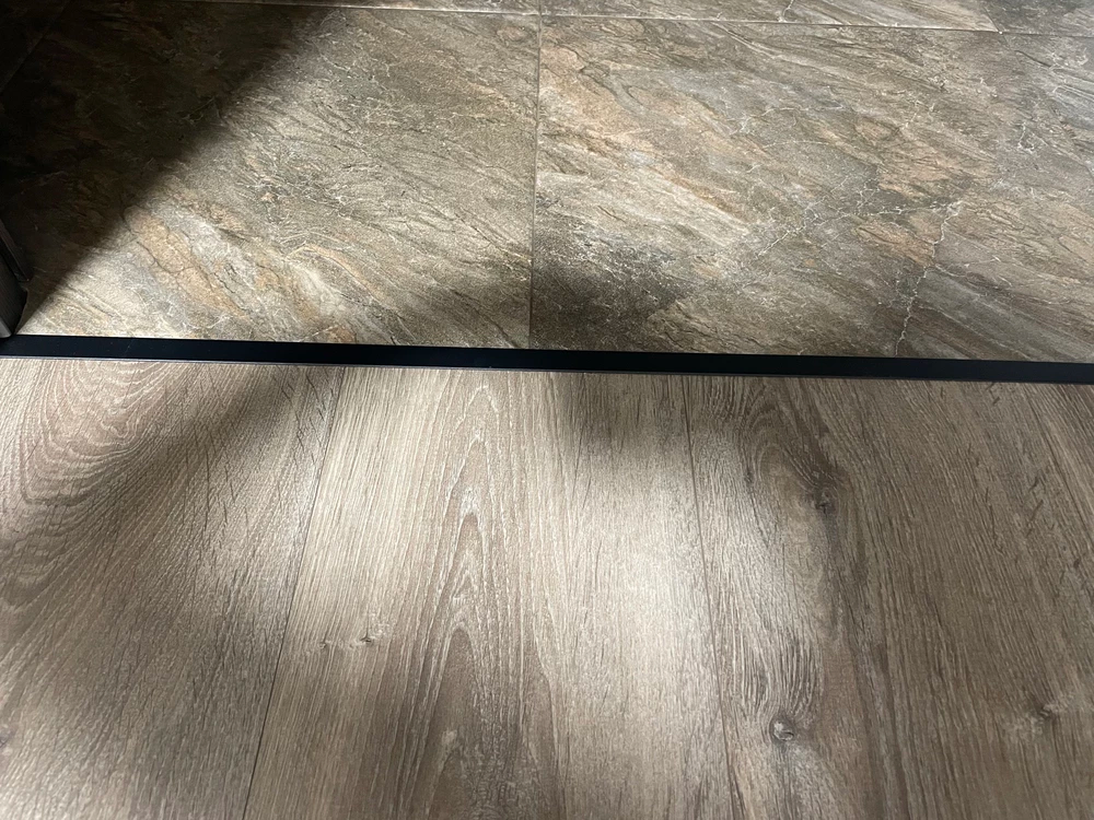 Алюминиевый  профиль ПТ-18 (79107PF7)  черный муар 2,7 м.