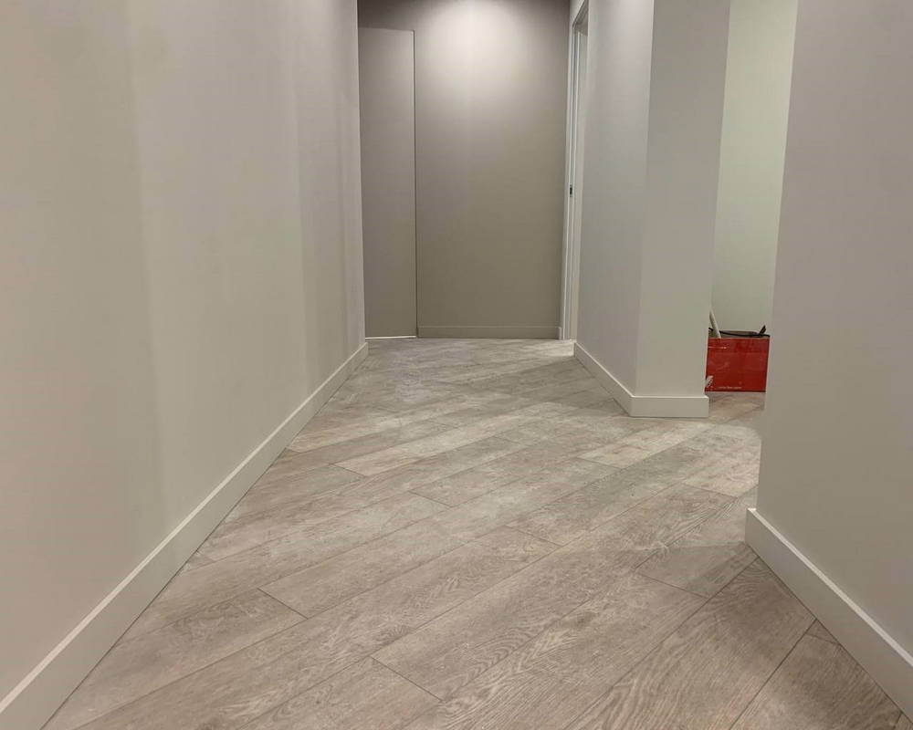 Плинтус из полистирола высокой плотности Волшебная Палочка. Окрашенная. 80мм 2м. NCS 4005-Y20R