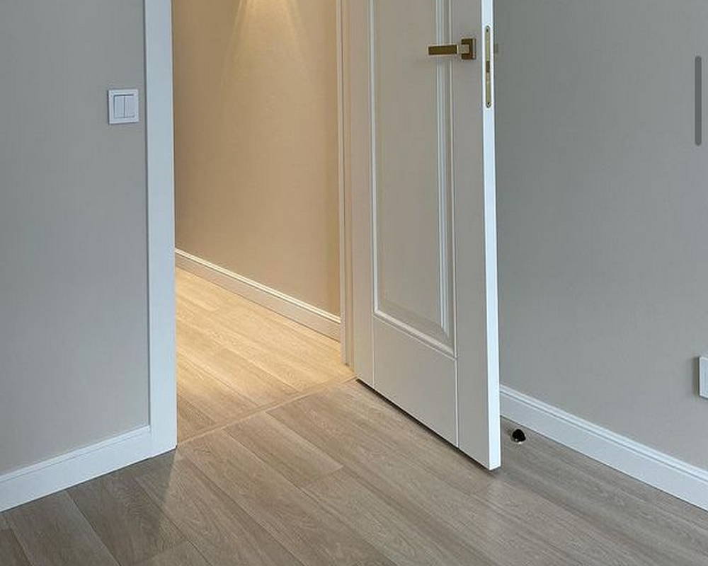 Плинтус из полистирола высокой плотности HI WOOD B150 149мм х 26мм х 2,0м.