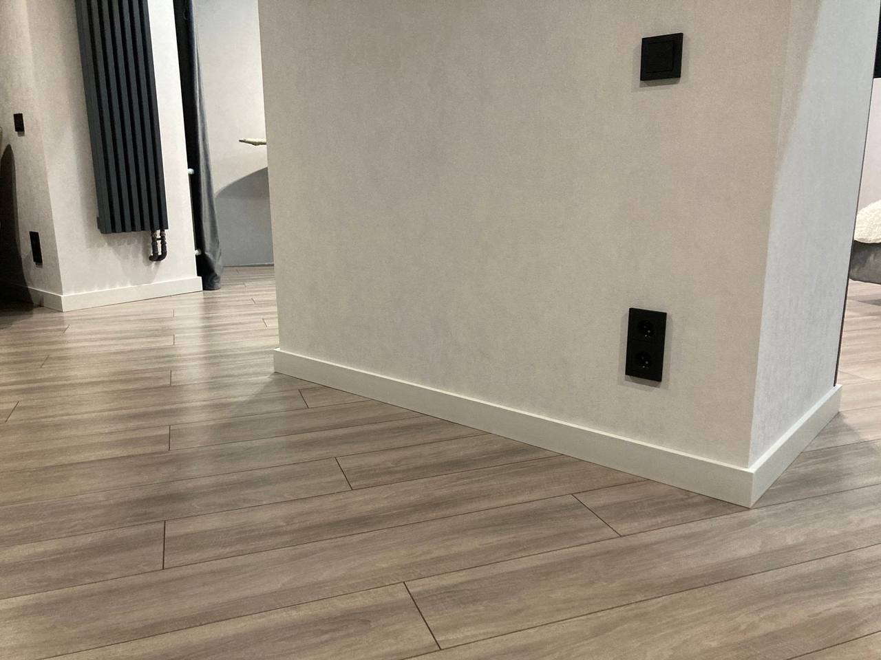 Плинтус Волшебная Палочка Самоцветы 81мм 2,0м. Цвет 410