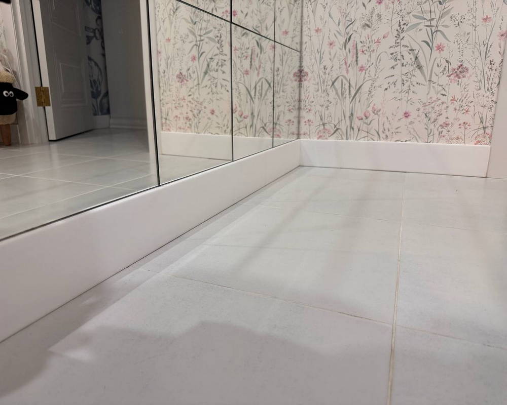 Плинтус из полистирола высокой плотности Волшебная Палочка. Окрашенная. 80мм 2м. RAL 9003