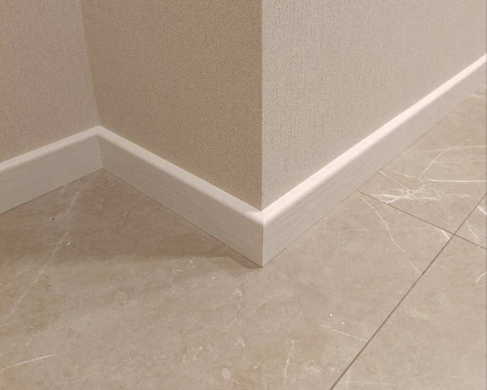 Плинтус кедр Стоунвуд. 60 60мм 2,35м Белый