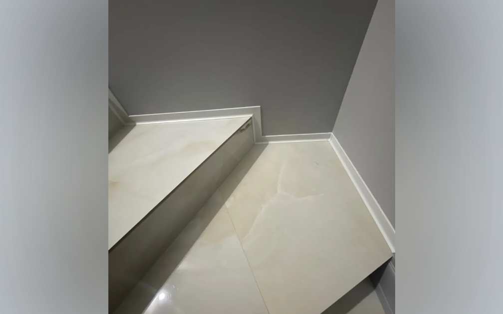 Алюминиевый плинтус AKBD60-SW 2,5м Муар белый