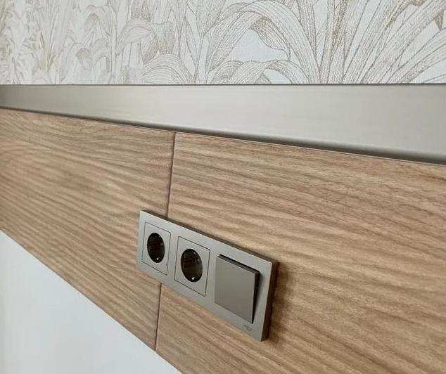 Плинтус алюминиевый Пл 80.2500.042лк Шампань