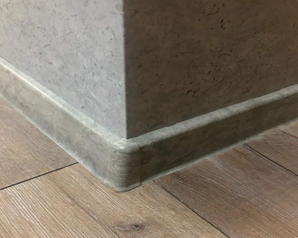 Плинтус ПВХ со съемной панелью Идеал Деконика 70 мм 253 Ясень серый