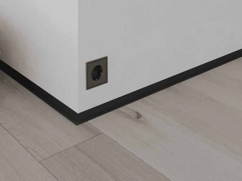 Микроплинтус SL16X25-03 16х25х1900мм Черный