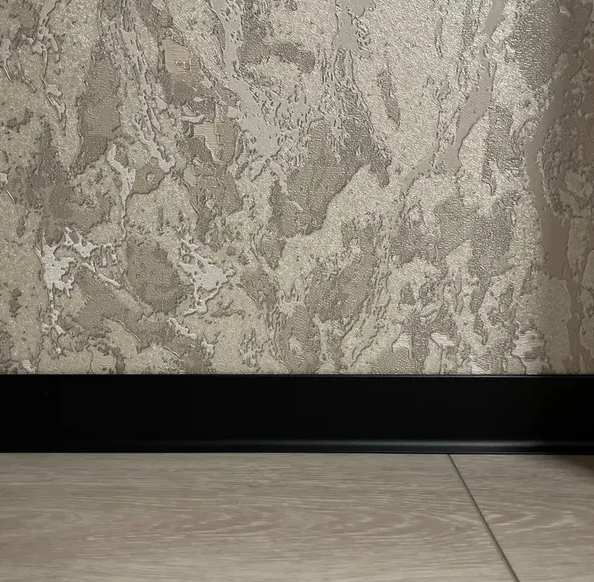 Алюминиевый плинтус AKBD40-SBL 2,5м Муар черный