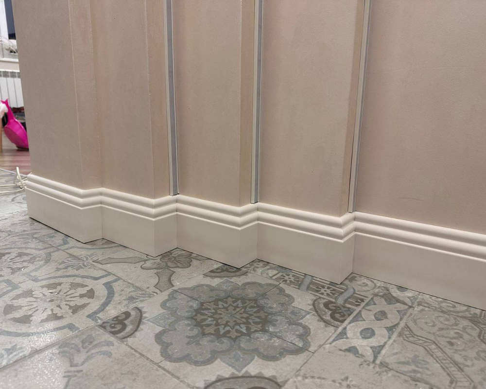 Плинтус из полистирола высокой плотности HI WOOD B100 98мм х 13мм х 2,0м.