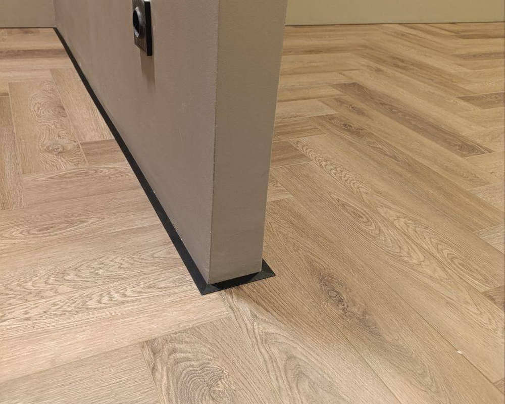 Микроплинтус MSAPL 01.2700.15 Анод черный