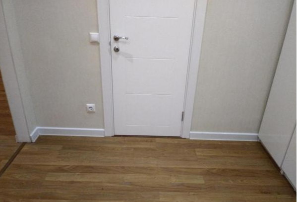 Плинтус ПВХ со съемной панелью Идеал Деконика 70 мм 001-G Белый глянцевый