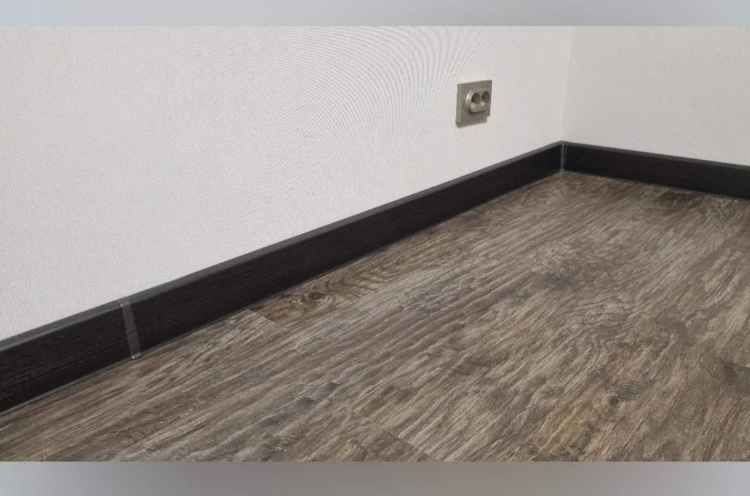 Плинтус ПВХ со съемной панелью Идеал Деконика 70 мм 548 Лофт серый