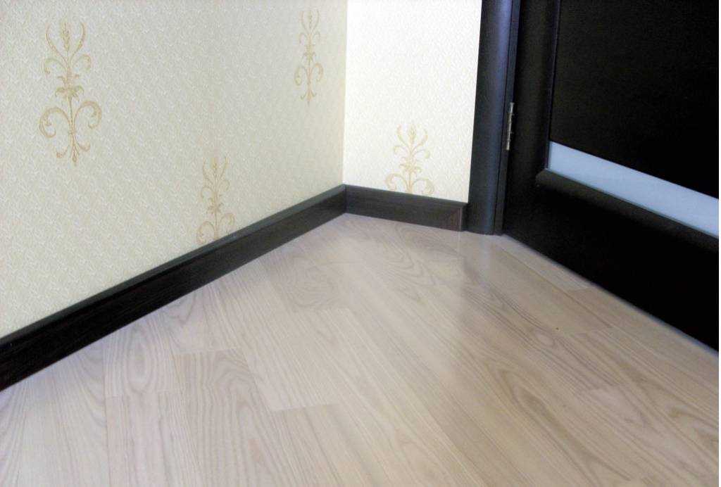 Плинтус МДФ Лука Пл 100-1МДФ.2700.Point line 24010 Дуб дакота темный