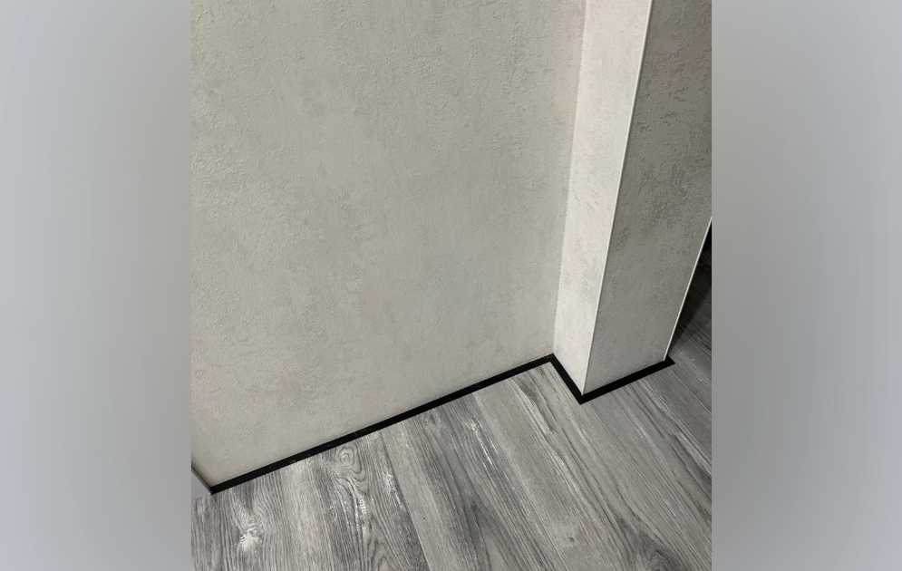 Микроплинтус AL16X5-03 16х6х2000мм Чёрный Анод