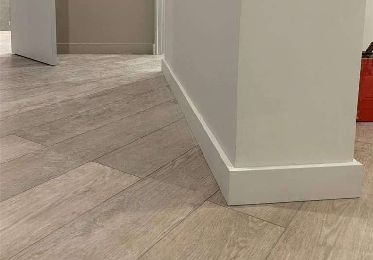 Плинтус Волшебная Палочка Самоцветы 81мм 2,0м 103