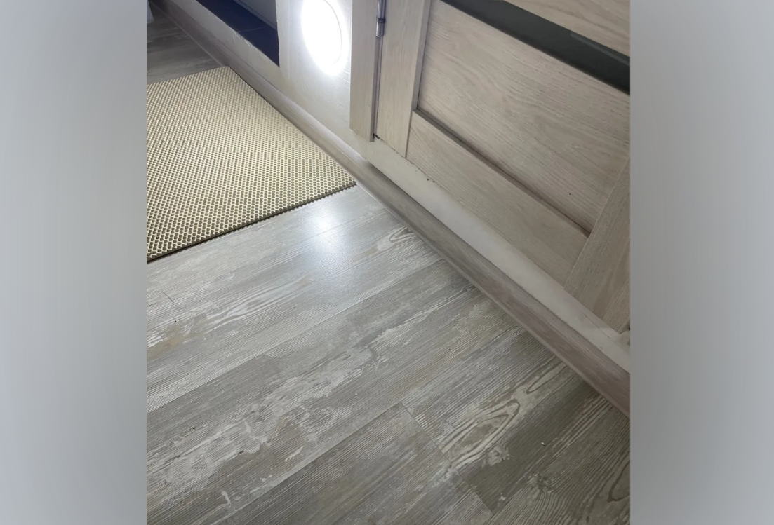 Плинтус ПВХ с кабель-каналом Рико Лео 195 Сосна серебристая