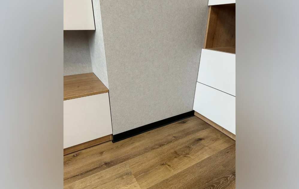 Плинтус алюминиевый Волшебная палочка 100 мм 3,0 м Чёрный матовый