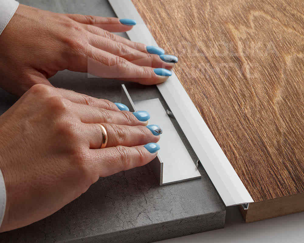 Профиль НЕПЛИНТУС UL25X6-01L 25х6х2000мм Серебро матовое