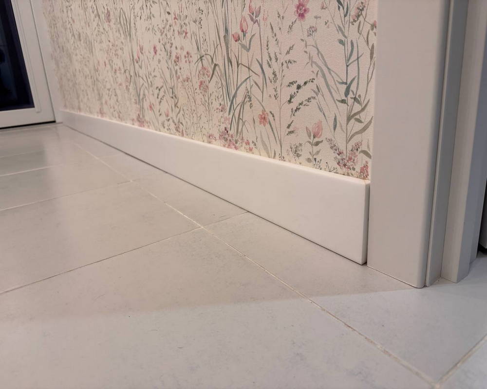 Плинтус из полистирола высокой плотности Волшебная палочка. Окрашенная. 80мм 2м. NCS 2002G