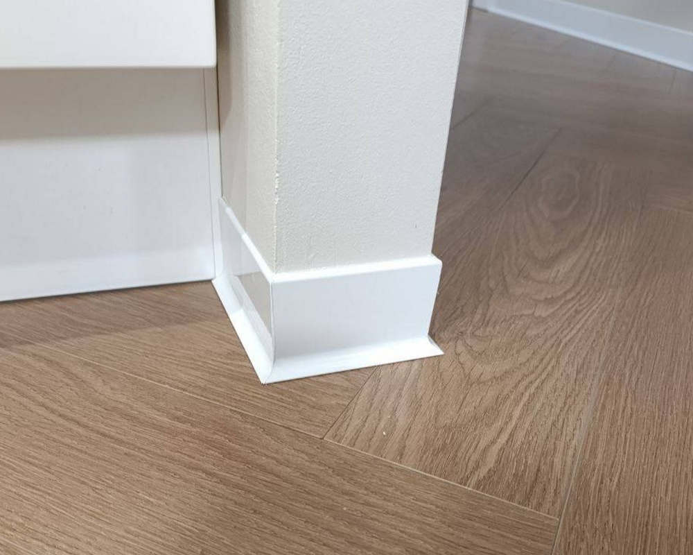 Алюминиевый плинтус AKBD40-SW 2,5м Муар белый