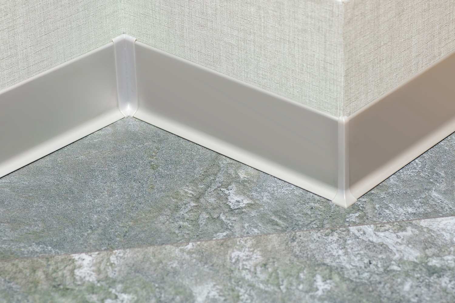 Плинтус алюминиевый Пл 100.2500.01лк Серебро