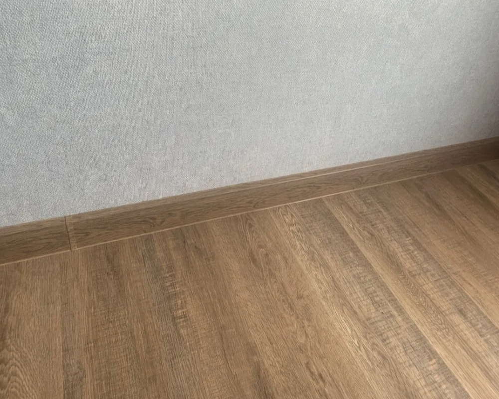 Плинтус ПВХ со съемной панелью Идеал Деконика 70 мм 211 Дуб рустик