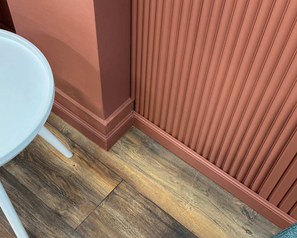 Плинтус из полистирола высокой плотности HI WOOD B80A 80мм х 12,5мм х 2,0м.