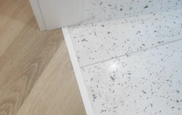 Алюминиевый  профиль ПТ-18 (92481PF7)  белый муар 2,7 м.