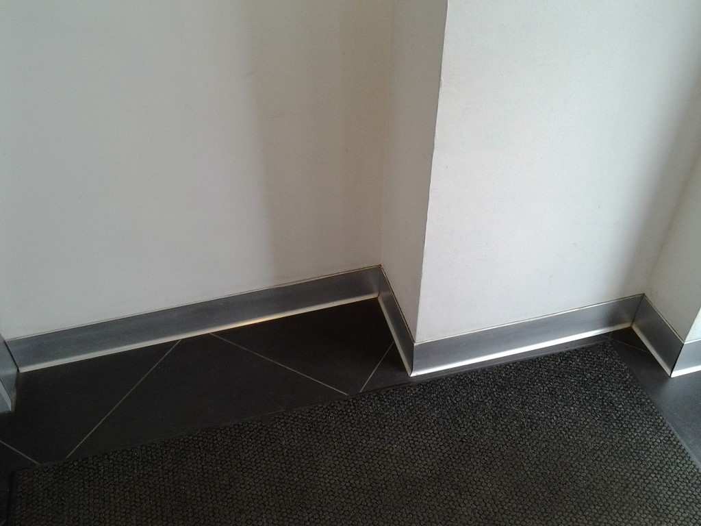 Плинтус алюминиевый 60 мм ПЛ-60 серебро/мат муар 3м.