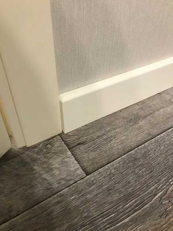 Плинтус кедр Стоунвуд. 60 60мм 2,35м Белый