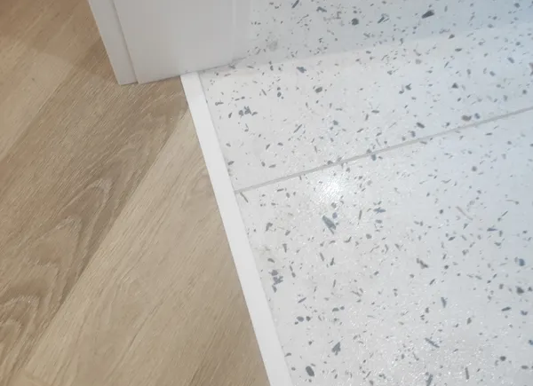 Алюминиевый  профиль ПТ-18 (11384PX)  бежевый муар 2,7 м.