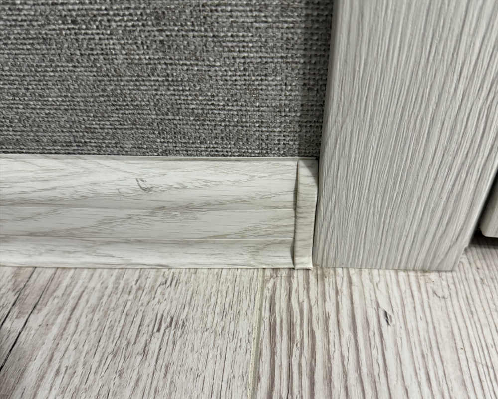 Плинтус ПВХ Идеал Классик 70мм 2,2м 251 Ясень